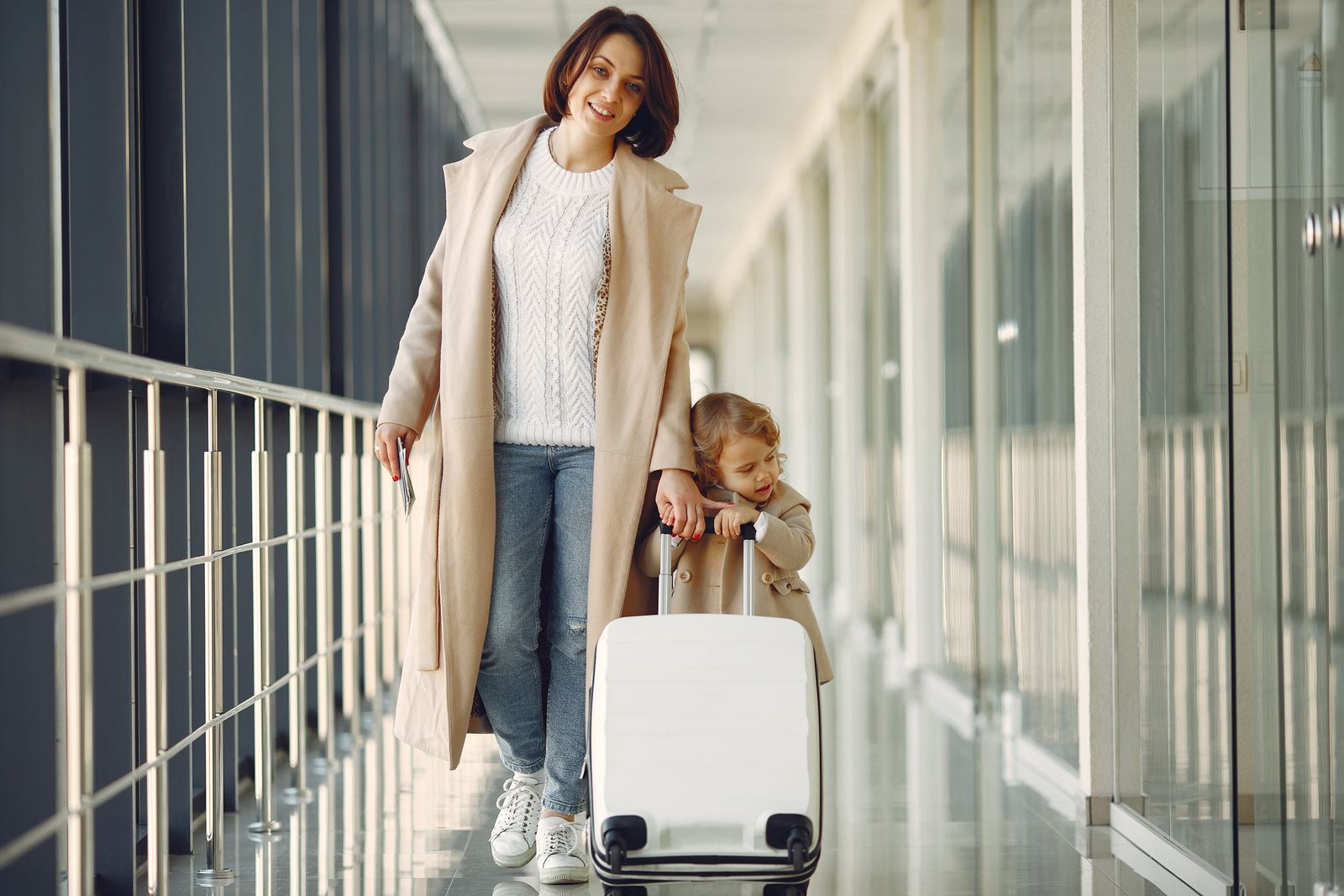 Aeroportda chamadon bilan ona va qizi